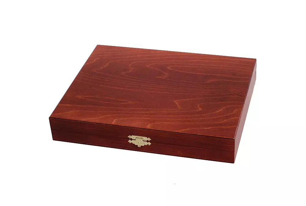 Eleganckie figury szachowe w brązowej drewnianej kasetce